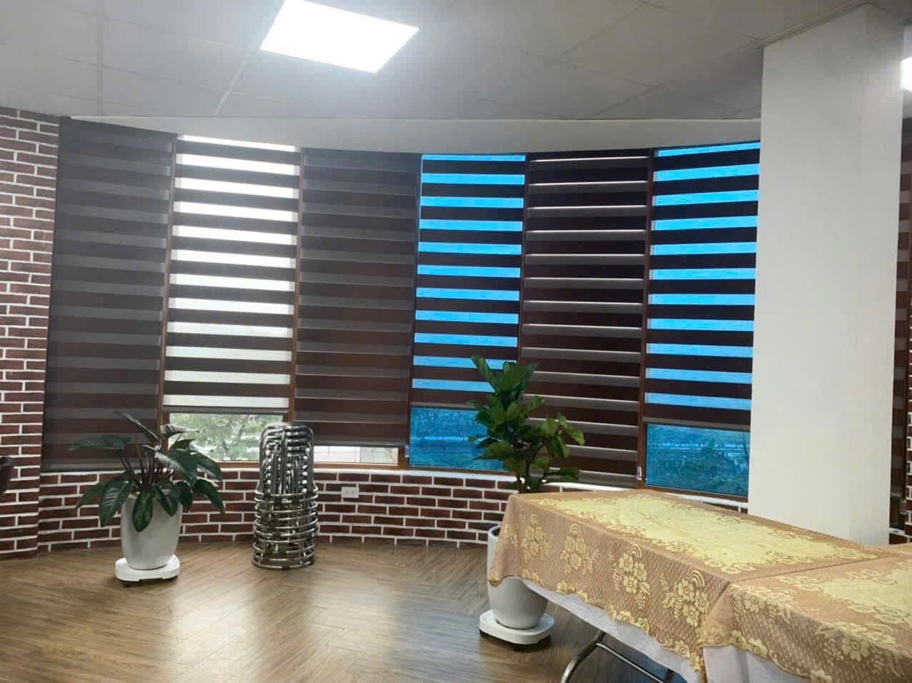 RÈM CẦU VỒNG VĂN PHÒNG – ƯU NHƯỢC ĐIỂM, CÁCH CHỌN VÀ BÁO GIÁ